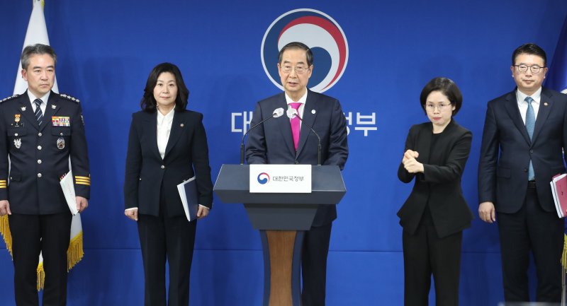 [서울=뉴시스] 한덕수 국무총리가 지난 4월12일 서울 종로구 정부서울청사에서 학교폭력 근절 종합대책 발표를 하고 있다. (사진=뉴시스DB). 2023.08.30. photo@newsis.com