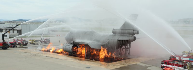 [인천공항=뉴시스] 조성우 기자 = 30일 오후 인천공항 모형항공기 훈련장에서 열린 항공기 사고 위기 대응 훈련에서 소방대원들이 화재를 진압하고 있다. (공동취재사진) 2023.08.30. photo@newsis.com