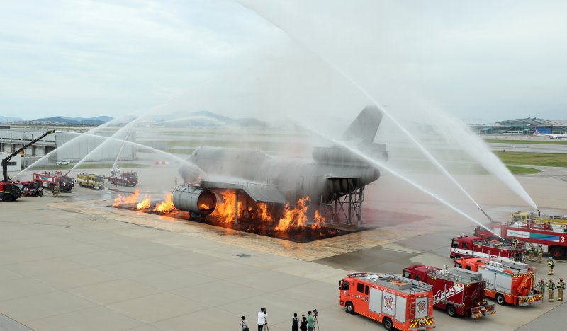 [인천공항=뉴시스] 조성우 기자 = 30일 오후 인천공항 모형항공기 훈련장에서 열린 항공기 사고 위기 대응 훈련에서 소방대원들이 화재를 진압하고 있다. (공동취재사진) 2023.08.30. photo@newsis.com