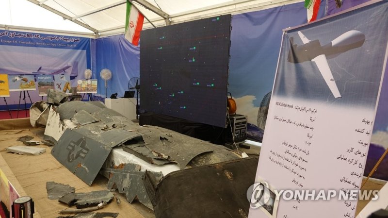 2019년 이란 테헤란에서 열린 '드론사냥' 전시회에서 전시된 글로벌호크의 파편 드론 사냥 전시회 (테헤란=연합뉴스) 강훈상 특파원 = 이란 테헤란 시내 국방전시관에서 24일(현지시간) '성전(이란-이라크전) 주간'을 맞아 '드론 사냥'이라는 제목의 전시회에서 이란 군이 격추한 미국과 영국의 무인기 실물이 전시됐다. 사진은 이란군이 6월20일 호르무즈 해협 상공에서 격추한 미군정찰기 '글로벌 호크'의 파편. 2019.9.24 hskang@yna.co.kr (끝)