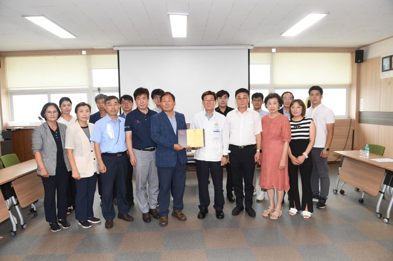 ▲정종복 기장군수(오른쪽 8번째)와 기장군장애인체육회 관계자들이 공식 인준패를 전달받고 기념촬영을 하고 있다. 기장군 제공