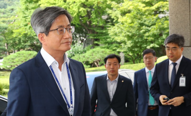 [서울=뉴시스] 최진석 기자 = 김명수 대법원장이 지난 23일 서울 서초구 대법원으로 출근하고 있다. 2023.08.23. myjs@newsis.com