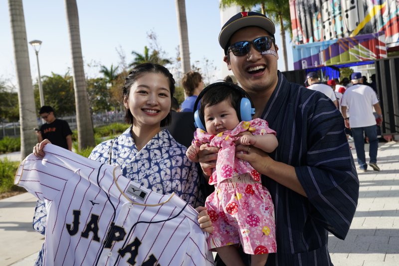 [도쿄도=AP/뉴시스] 일본의 올해 상반기 출생아 숫자가 2000년대 들어서 사상 최저치를 기록했다고 29일 일본 지지통신은 보도했다. 사진은 일본의 가족. 2023.08.30.