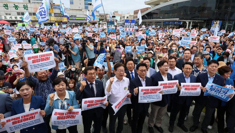 이재명 더불어민주당 대표(앞줄 왼쪽 네번째) 등 지도부와 의원들이 같은 날 전남 목포역 광장에서 열린 '후쿠시마 원전 오염수 해양투기 규탄대회'에서 구호를 외치는 모습 연합뉴스