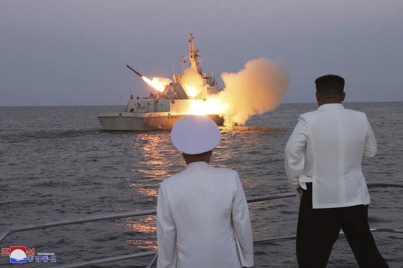 북한이 30일 밤 발사한 탄도미사일로 추정되는 발사체가 일본 EEZ 밖에 이미 낙하했다고 일본 정부가 31일 밝혔다. 조선중앙통신이 21일 제공한 사진에 김정은(오른쪽) 북한 국무위원장이 해군 함대를 방문해 미사일 발사 훈련을 참관하고 있다. AP뉴시스