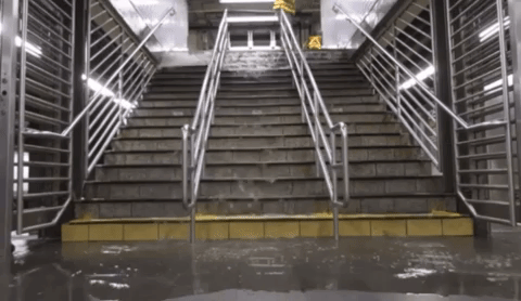미국 뉴욕시에서 수도관이 파열되면서 한 지하철역에 물이 쏟아지고 있다. X(옛 트위터)