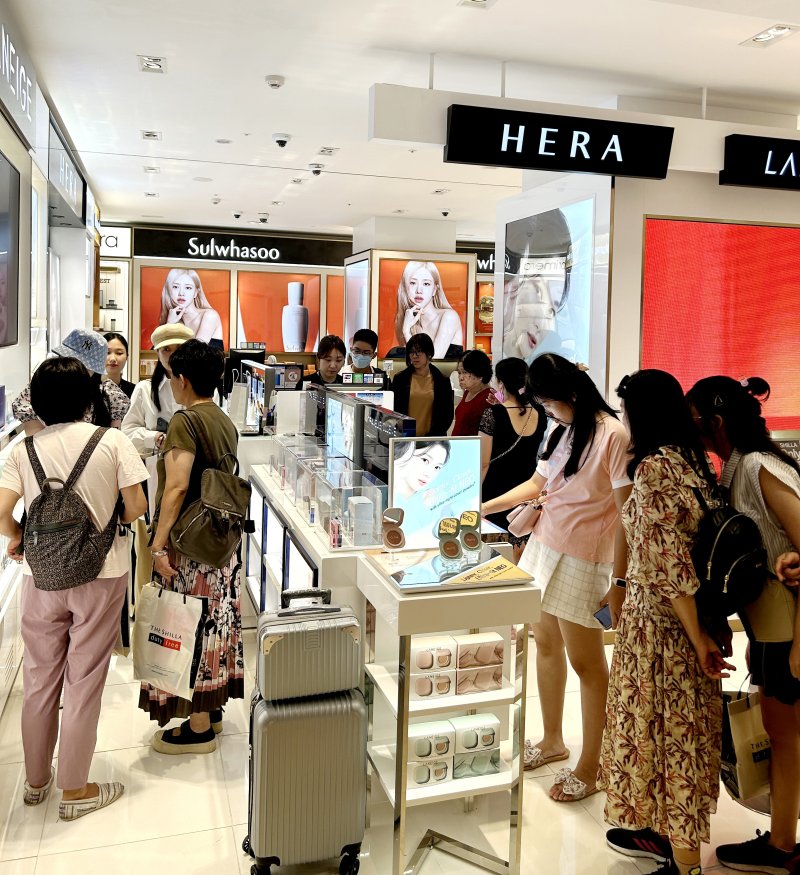 지난 26일 서울 중구 장충동 신라면세점 서울점에서 중국청년여행사(CYTS)를 통한 한국행 첫 패키지 단체 관광객들이 쇼핑을 하고 있다. /사진=뉴시스(신라면세점 제공)