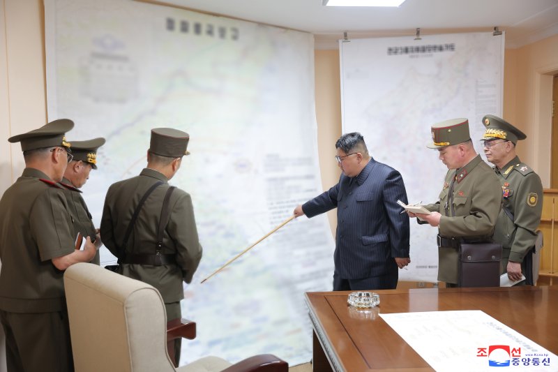 북한군이 한미 연합 '을지 자유의 방패'(UFSㆍ을지프리덤실드) 연습에 대응한 전군지휘훈련을 29일 시작한 가운데 김정은이 이날 훈련 현장을 방문했다고 조선중앙통신이 31일 보도했다. 사진=조선중앙통신 캡처