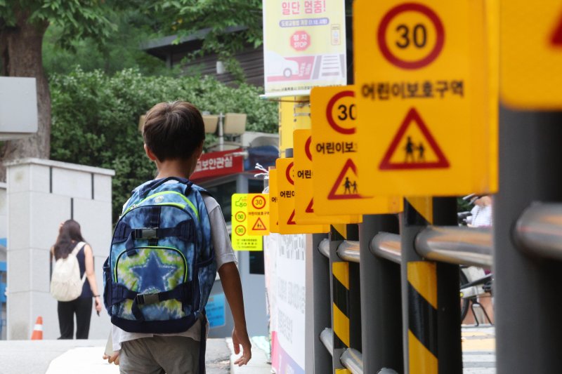 경찰, '심야 스쿨존 속도제한 완화' 하루만에 번복 (서울=연합뉴스) 임화영 기자 = 경찰이 9월 1일부터 심야 시간대 어린이보호구역(스쿨존) 속도제한을 완화하겠다고 지난 29일 보도자료 발표를 했다가 하루 만에 번복했다. 스쿨존 시간제 속도제한은 어린이 보행자가 적은 밤 시간대 간선도로에 있는 스쿨존의 제한속도를 기존 시속 30㎞에서 50㎞로 완화하는 내용이다. 스쿨존 속도제한을 시간대별로 달리하려면 표지판을 바꾸고 가변형 속도 표시 전광판을 설치하는 등 시설물을 교체가 필요한데, 경찰은 시범운영을 제외하면 속도제한 완화에 필요한