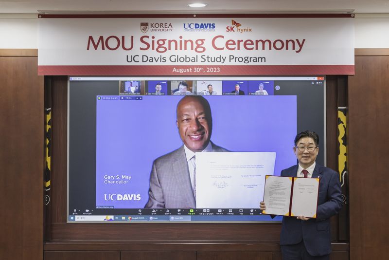 김동원 고려대학교 총장(오른쪽)이 지난 30일 Gary S. May UC 데이비스 총장과 `반도체 인재 양성 협약`을 맺고 기념촬영을 하고 있다. 고려대학교 제공