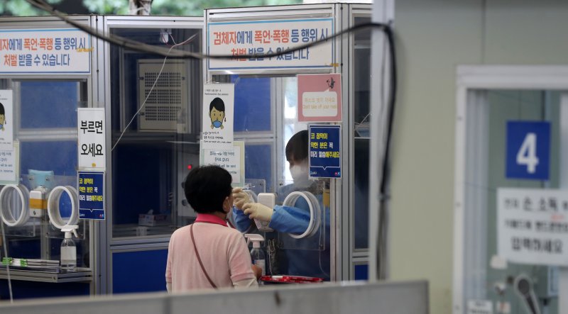 코로나19의 법정 감염병 등급이 4급으로 하향 조정된 31일 서울 송파구보건소 선별진료소에서 검사가 진행되고 있다. 뉴시스 제공.