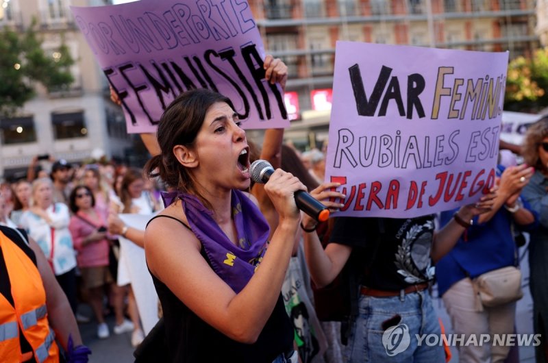 스페인 여성들이 지난달 28일(현지시간) 마드리드에서 루이스 루비알레스 스페인축구협회장을 규탄하는 시위를 벌이고 있다./사진=연합뉴스