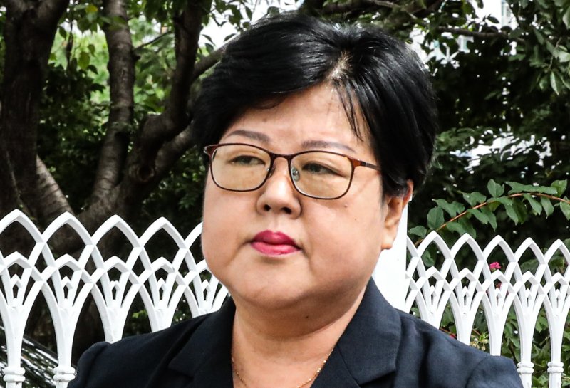 이태원 참사 유가족과 화물연대 조합원을 비하하는 글을 올린 혐의(모욕)로 기소된 김미나 창원시의원이 31일 오전 경남 창원시 마산합포구 창원지법 마산지원에서 열린 공판을 마치고 걸어가고 있다. 2023.8.31 /연합뉴스