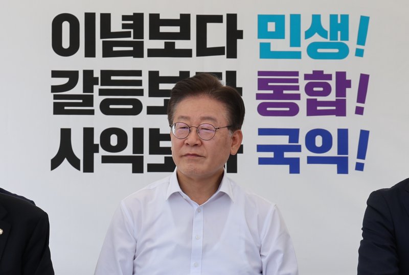 (서울=뉴스1) 송원영 기자 = 이재명 더불어민주당 대표가 31일 오후 서울 여의도 국회 본청 앞에서 단식을 시작하고 있다. 이날 이 대표는 당대표 취임 1주년 기자간담회에서 "윤석열 정권은 헌정질서와 민주주의를 파괴하고 국민을 향해 전쟁을 선포했다"며, "사즉생 각오로 민주주의 파괴를 막아내겠다. 마지막 수단으로 오늘부터 무기한 단식을 시작한다"고 밝혔다. 2023.8.31/뉴스1 /사진=뉴스1화상