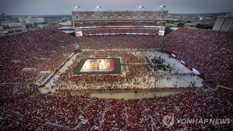 9만2천명이 몰린 미국 여자대학배구 경기 Fans watch Nebraska take on Omaha in a college volleyball match Wednesday, Aug. 30, 2023, in Lincoln, Neb. (Chris Machian/Omaha World-Herald via AP) MANDATORY CREDIT; OUT: KMTV; WOWT; KETV; KXVO; KYNE; KPTM