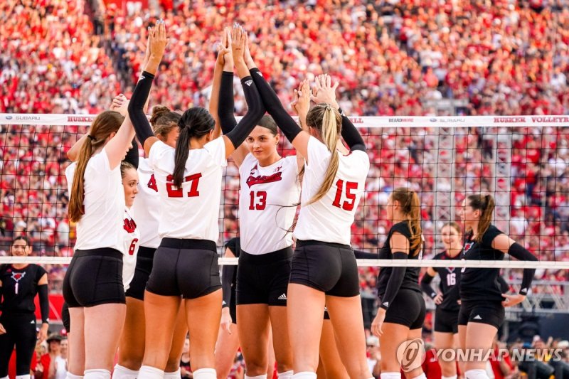 구름 관중 앞에서 경기 치르는 네브래스카 대학 선수들 Aug 30, 2023; Lincoln, NE, USA; The Nebraska Cornhuskers huddle before the game against the Omaha Mavericks at Memorial Stadium. Mandatory Credit: Dylan Widger-USA TODAY Sports