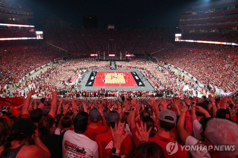 엄청난 관중 몰린 미국 여자 대학 배구 경기 LINCOLN, NEBRASKA - AUGUST 30: General view of the court during the game between the Nebraska Cornhuskers and the Omaha Mavericks at Memorial Stadium on August 30, 2023 in Lincoln, Nebraska. Steven Branscombe/Getty Images/AFP (Photo by Steven Branscombe / GETTY IMAGES NORTH 