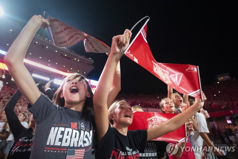 환호하는 배구 팬들 Twin sisters Kenzie MacDonald, left, and Kyra MacDonald, 13, of Omaha, Neb., cheer at match point of the Nebraska's college volleyball match against Omaha on Wednesday, Aug. 30, 2023, in Lincoln, Neb. (Justin Wan/Lincoln Journal Star via AP) MANDATORY CREDIT; KOLN OUT; KGIN OUT; KLKN OUT