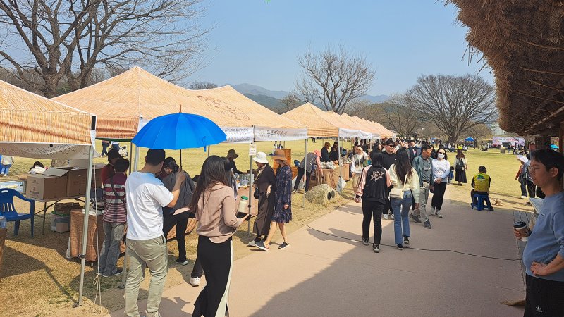 올해 상반기 운영한 해미읍성 정례 직거래 장터 모습.(서산시 제공)/뉴스1