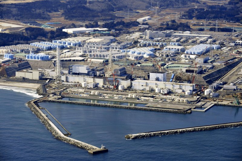 [후쿠시마=AP/뉴시스]도쿄전력 후쿠시마 제1원자력발전소에 쌓이고 있는 오염수의 바다 방출이 시작된 지 31일로 1주일이 된 가운데, 지금까지 방출 설비 등에 문제는 없었고 주변 바닷물의 삼중수소(트리튬) 농도도 검출 하한치를 밑돌고 있는 것으로 나타났다. 사진은 일본 후쿠시마 제1원자력발전소. 2023.08.31.