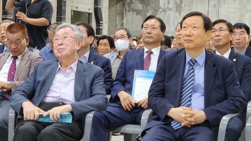 [영주=뉴시스] 김진호 기자 = 경북 영주시 아지동에서 31일 열린 소백산 영주 스파리조트 기공식에서 김진영(왼쪽부터) 전 영주시장, 박상호 소백산 영주 스파리조트 회장이 나란히 앉아 행사를 지켜보고 있다. 2023.08.31 kjh9326@newsis.com *재판매 및 DB 금지