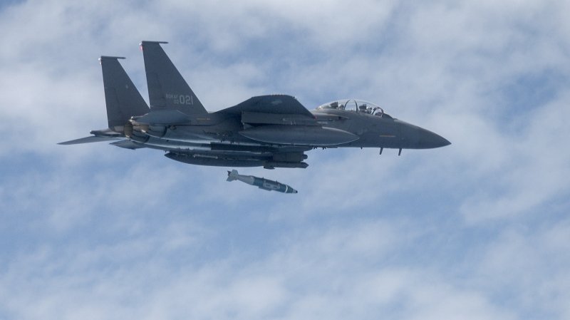 우리 공군의 F-15K 전투기가 2023년 8월 31일 서해 상공에서 열린 연합 공대공·공대지 실사격 훈련에서 GBU-56(L-JDAM) 공대지 폭탄을 투하하고 있다. 사진=공군 제공