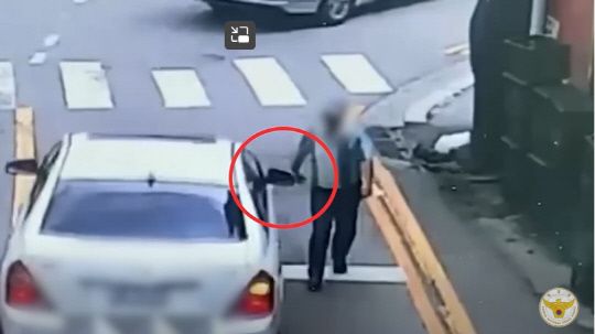 손목을 자해한 60대 남성이 지나가는 차량 사이드 미러에 일부러 손목을 대고 사고 인냥하고 있다. 경찰청 유튜브 채널