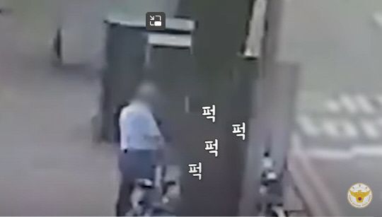 60대 남성이 전봇대를 자신의 손목으로 때려 자해하고 있다. 경찰청 유튜브 채널