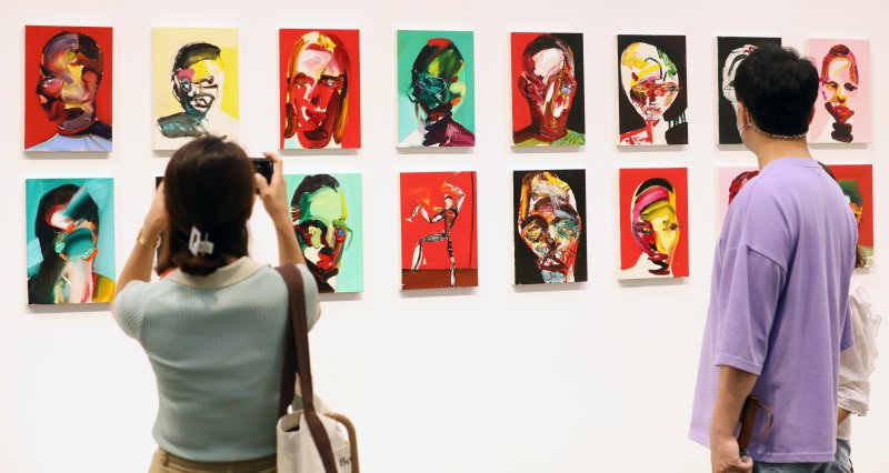 '2022 미술주간' 기간이었던 지난해 9월 서울 강남구 코엑스에서 열린 '프리즈 서울'에서 관람객들이 전시 작품을 둘러보고 있다. 사진=뉴시스