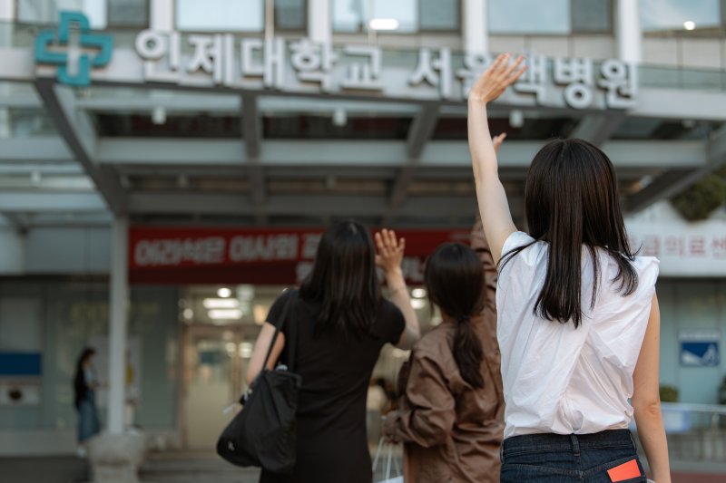 서울백병원 진료가 종료된 지난 8월 31일 서울 중구 인제대학교 서울백병원에서 직원들이 병원을 향해 작별인사와 함께 손을 흔들고 있다. 뉴스1