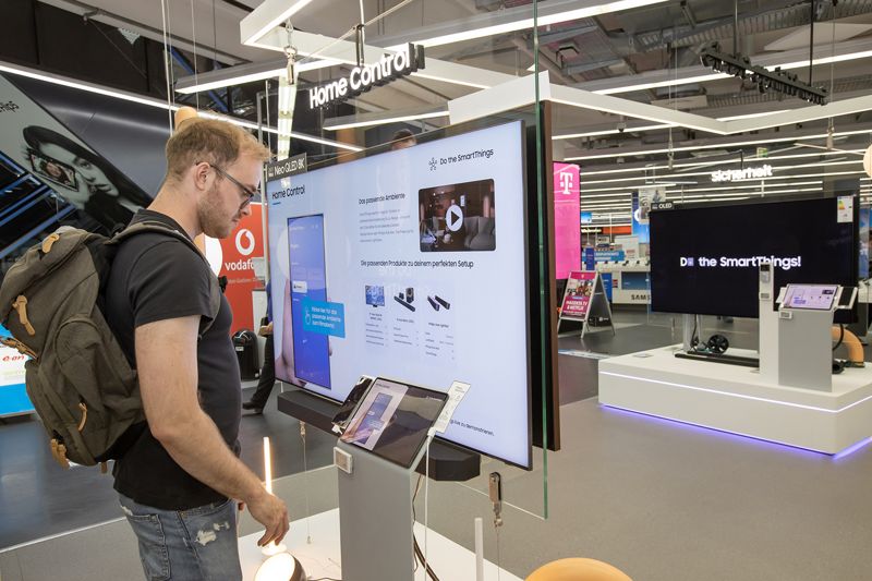 독일 베를린 시내 유로파 센터에 위치한 전자제품 판매점 자툰에서 운영 중인 '스마트싱스 카페'에서 방문객이 스마트싱스를 체험하고 있다. 삼성전자 제공