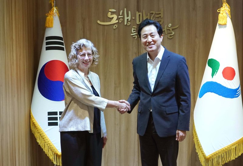 오세훈 서울시장(오른쪽)이 1일 오전 10시 집무실에서 잉거 앤더슨(Inger Andersen) 유엔환경계획(UNEP) 사무총장을 접견한 뒤 악수를 하고 있다. 서울시 제공