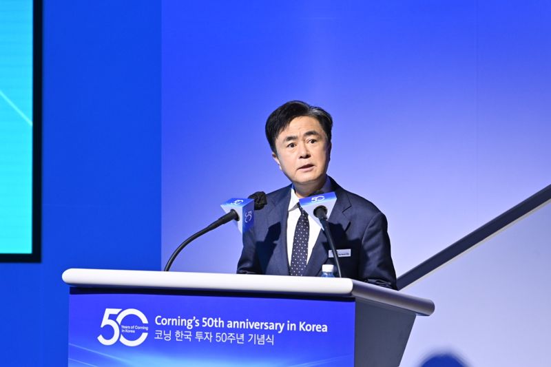 김태흠 충남지사가 1일 충남 아산 탕정 디스플레이시티 코닝정밀소재 2단지에서 열린 코닝의 한국 투자 50주년 기념식에서 축사를 하고 있다.