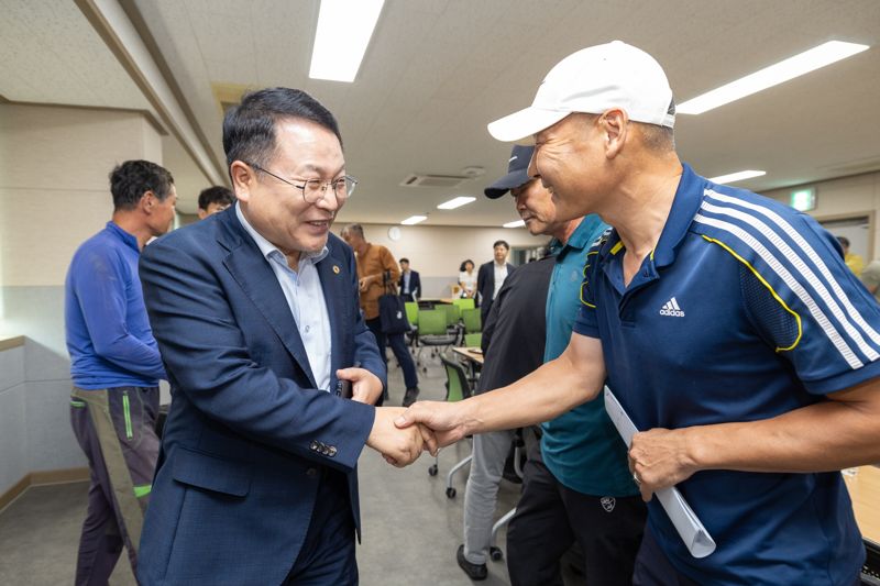 정헌율 전북 익산시장(좌)이 1일 수해 피해 농민들을 만나 지원을 약속했다. 익산시 제공