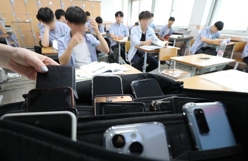 지난 1일 대전 중구 동산고등학교 1학년 교실에서 휴대폰을 수거하고 있다. 이 학교는 학생회, 학부모와 협의를 통해 등교시 학생들의 휴대폰을 수거한 뒤 하교시 돌려준다. 뉴스1