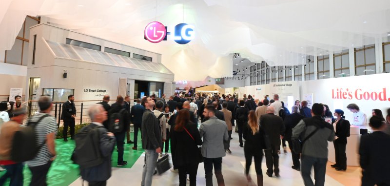 1일(현지시간) 독일 베를린에서 개막한 IFA 2023에서 관람객들이 LG전자 부스를 둘러보고 있다. LG전자 제공