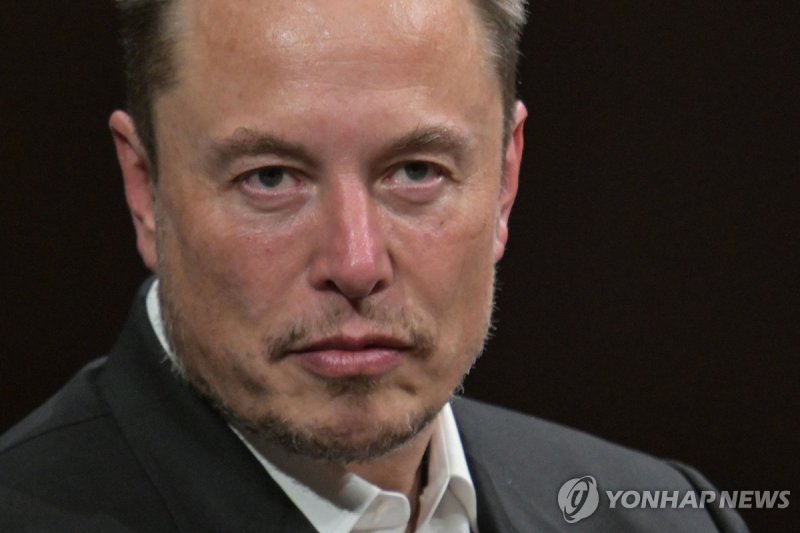 일론 머스크 테슬라 최고경영자(CEO) (FILES) SpaceX, Twitter and electric car maker Tesla CEO Elon Musk looks on as he speaks during his visit at the Vivatech technology startups and innovation fair at the Porte de Versailles exhibition center in Paris, on June 16, 2023. Elon Musk on August 29, 2023 lifted a ban o