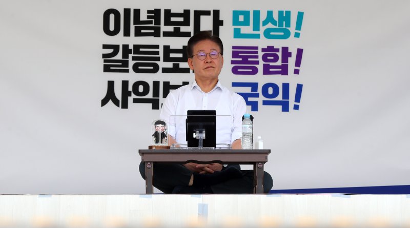 [서울=뉴시스] 추상철 기자 = 이재명 더불어민주당 대표가 31일 오후 서울 여의도 국회 본관 앞에서 무기한 단식을 하고 있다. 2023.08.31. scchoo@newsis.com