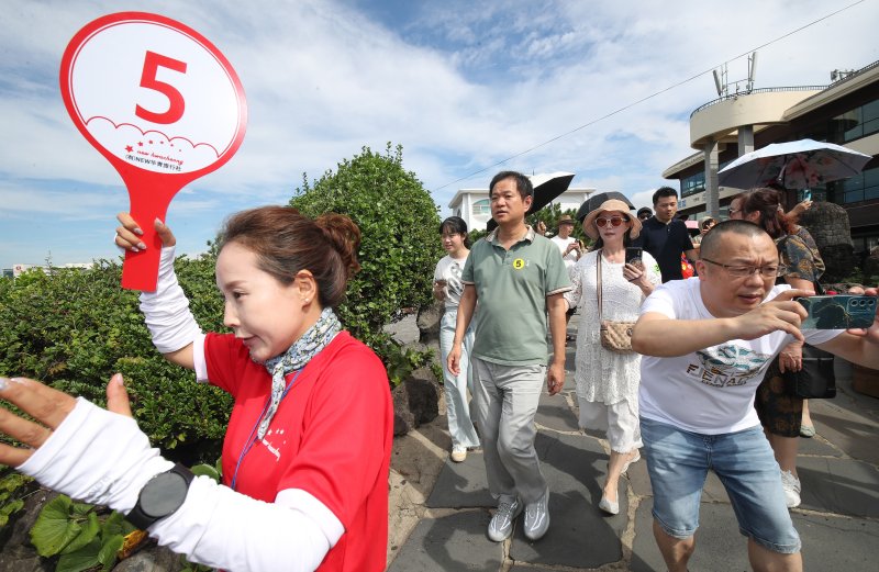 [제주=뉴시스] 우장호 기자 = 중국인 단체관광객(유커·遊客)들이 31일 오후 제주 시내권 대표적인 관광지인 용두암을 찾아 기념촬영을 하며 즐거운 시간을 보내고 있다. 2017년 '한한령(한류제한령)' 이후 6년5개월 만에 크루즈선 '블루드림스타호(Blue Dream Star·2만4782t)를 타고 온 이들은 8시간 가량 제주에 머문 후 일본으로 향한다. 2023.08.31. woo1223@newsis.com