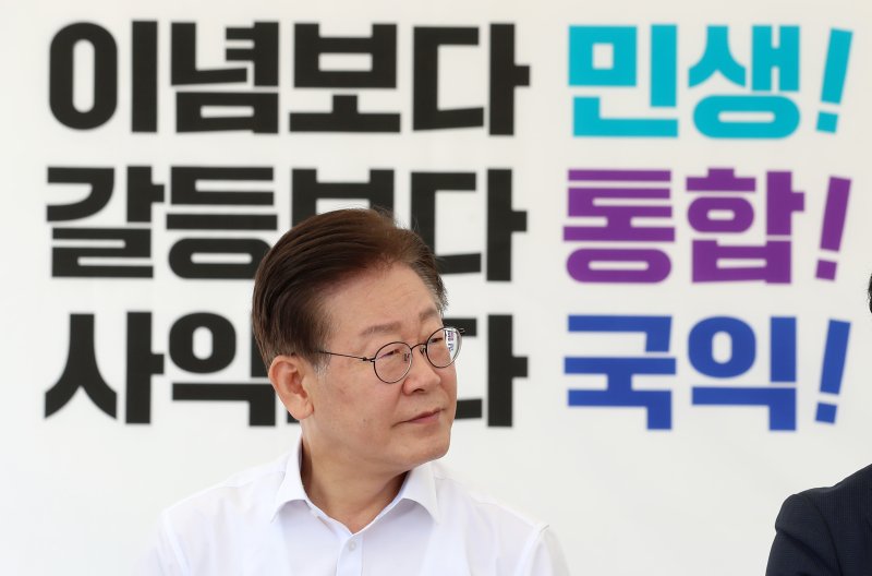 [서울=뉴시스] 이영환 기자 = 이재명 더불어민주당 대표가 31일 오후 서울 여의도 국회 본청 앞에서 무기한 단식을 시작하고 있다. 이 대표는 이날 오전 진행된 취임 1주년 기자간담회에서 "사즉생의 각오로 민주주의 파괴를 막아내겠다. 마지막 수단으로 오늘부터 무기한 단식을 시작한다"고 밝혔다. 2023.08.31. 20hwan@newsis.com