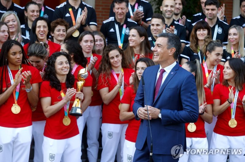 epa10813103 Spanish acting Prime Minister Pedro Sanchez reacts next to members of the Women's Spanish National Soccer Team as he welcomes them as world champions at Moncloa Presidential Palace in Madrid, Spain, 22 August 2023, after they won the FIFA Women's World Cup. EPA/Juan Carlos Hidalgo