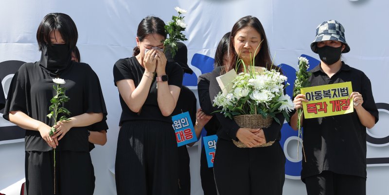 눈시울 붉히는 교사들 (서울=연합뉴스) 서대연 기자 = 2일 오후 서울 영등포구 국회대로에서 열린 '50만 교원 총궐기 추모 집회'에서 지난 7월 숨진 서이초 교사의 대학원 동기들이 눈물을 흘리고 있다. 2023.9.2 dwise@yna.co.kr (끝)