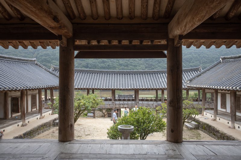 [서울=뉴시스] 병산서원 입교당에서 본 만대루 (사진=한국문화재재단 제공) 2023.09.03. photo@newsis.com *재판매 및 DB 금지