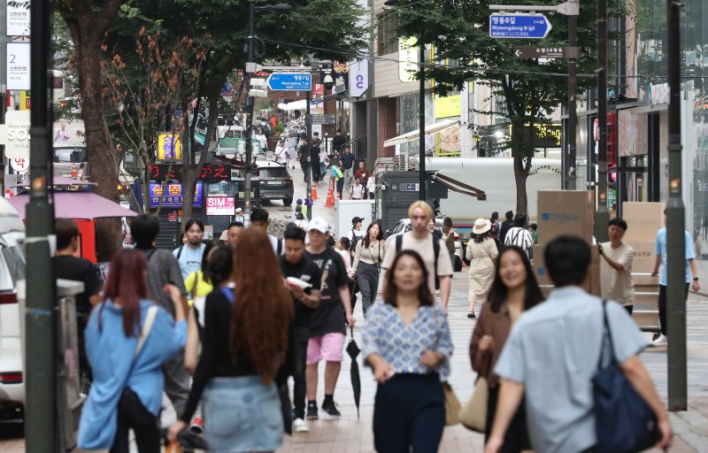 [르포]돌아온 외국인 관광객 월 100만명 시대...'북적북적' 명동거리