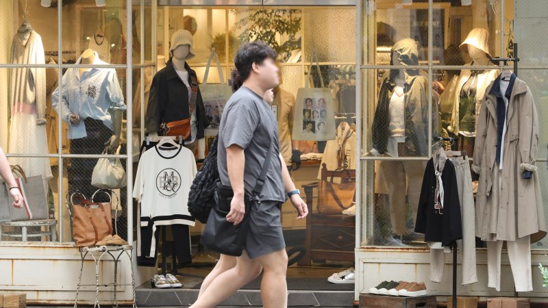서울 중구 명동의 한 의류매장에 가을 옷이 진열돼 있다. 뉴시스
