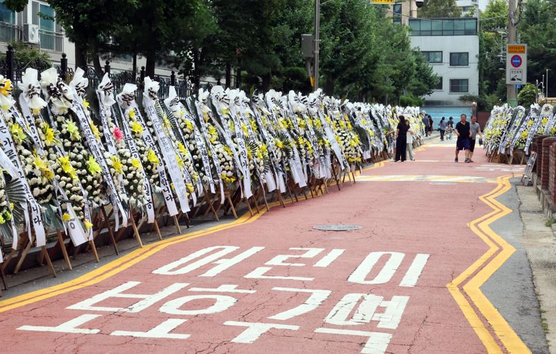 3일 서울 양천구 신목초등학교 앞에 전국에서 보내온 조화가 가득하다. 사진=박범준 기자