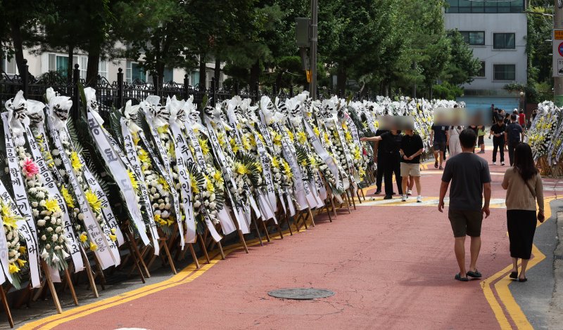지난달 31일 서울, 전북교육청 소속 초등교사 2명이 극단 선택을 한 가운데 3일 서울 양천구의 한 초등학교 앞 도로에 근조화환이 줄지어 놓여 있다. 뉴시스