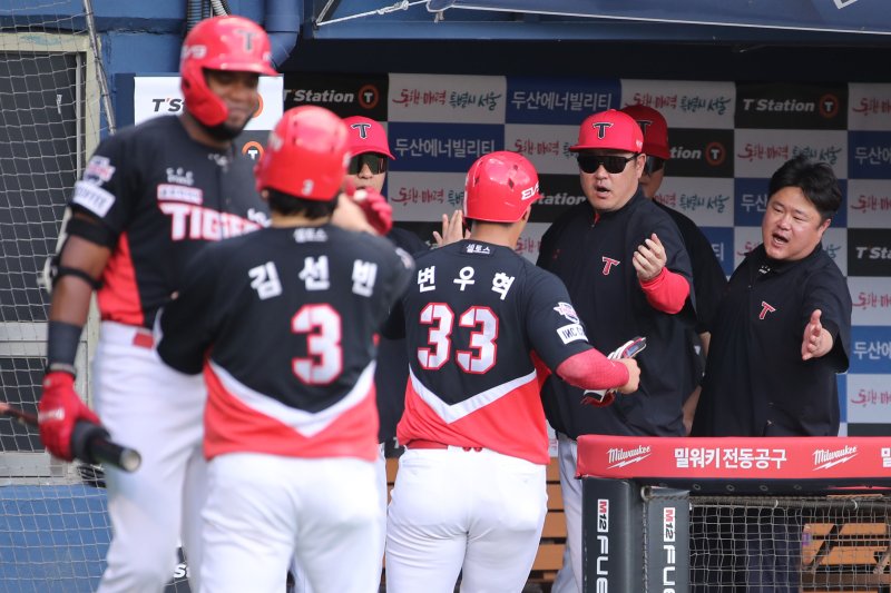 [서울=뉴시스] 권창회 기자 = 11일 서울 송파구 잠실야구장에서 열린 2023 프로야구 KIA 타이거스와 두산 베어스의 경기, 5회 초 2사 주자 만루서 KIA 박찬호의 2타점 적시타로 홈인한 변우혁과 김선빈이 더그아웃에서 축하받고 있다. 2023.06.11. kch0523@newsis.com