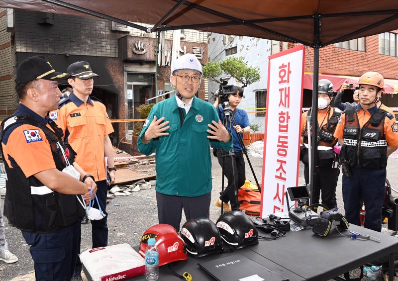 이한경 행정안전부 재난안전관리본부장(왼쪽 세번째)이 지난 2일 부산 동구 목욕탕 화재 폭발사고 현장을 찾아 피해상황을 점검하고 있다. 행정안전부 제공