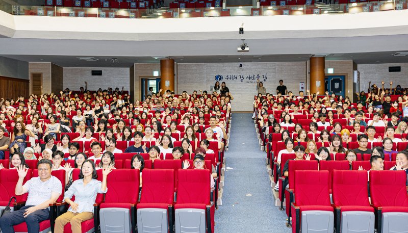 국립부경대학교가 대학극장에서 2023학년도 2학기 외국인 신입생 오리엔테이션을 갖고 있다. 부경대학교 제공